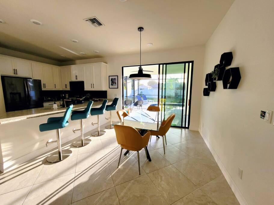 Blue Door Retreat - Luxury Pool Home - Sleeps 8 Cape Coral Exterior photo