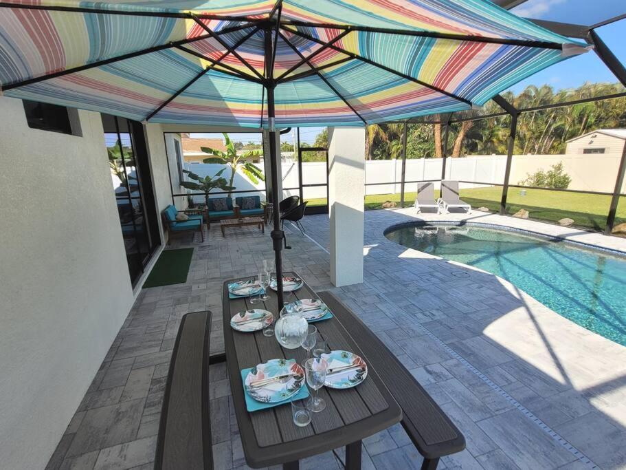 Blue Door Retreat - Luxury Pool Home - Sleeps 8 Cape Coral Exterior photo
