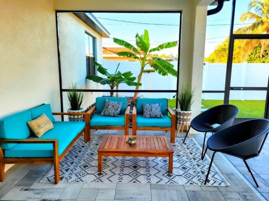 Blue Door Retreat - Luxury Pool Home - Sleeps 8 Cape Coral Exterior photo