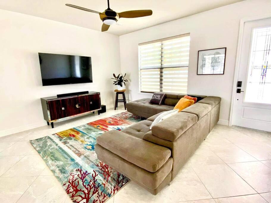Blue Door Retreat - Luxury Pool Home - Sleeps 8 Cape Coral Exterior photo