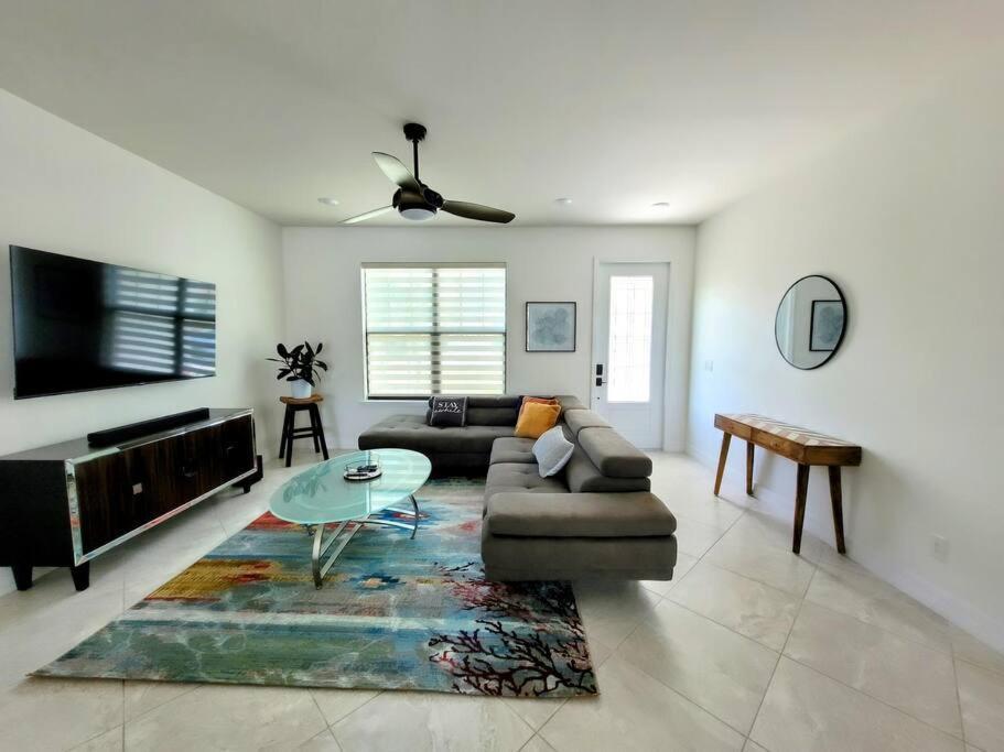 Blue Door Retreat - Luxury Pool Home - Sleeps 8 Cape Coral Exterior photo