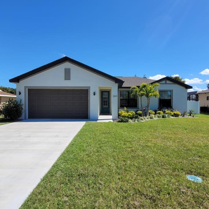 Blue Door Retreat - Luxury Pool Home - Sleeps 8 Cape Coral Exterior photo